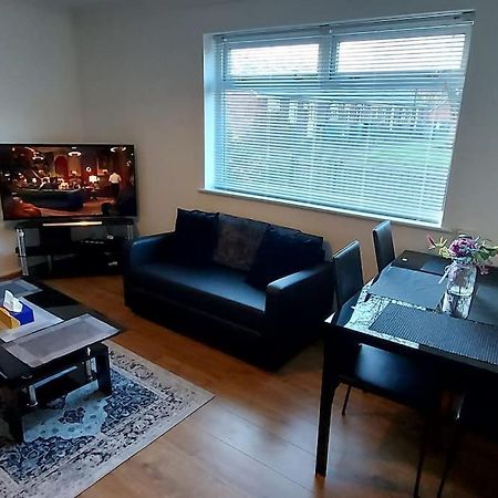 Maisonette With Patio 1 Double Bed Urmston Kültér fotó