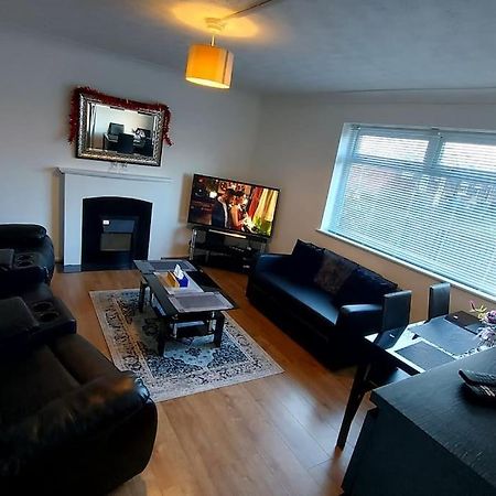 Maisonette With Patio 1 Double Bed Urmston Kültér fotó