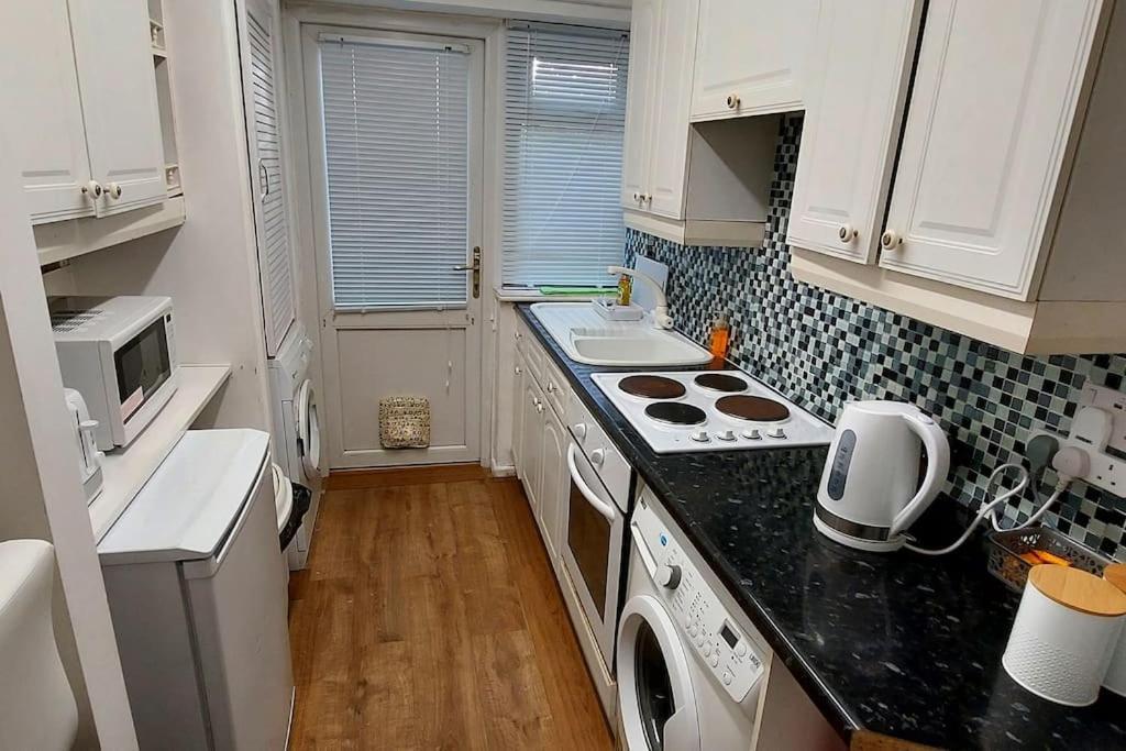 Maisonette With Patio 1 Double Bed Urmston Kültér fotó
