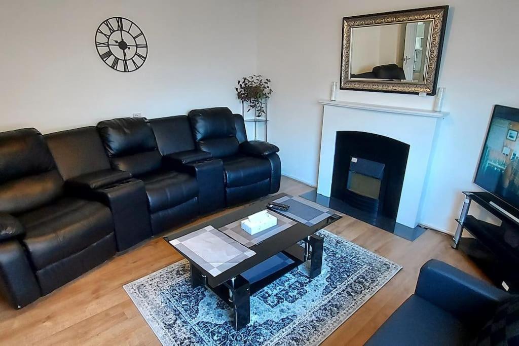 Maisonette With Patio 1 Double Bed Urmston Kültér fotó