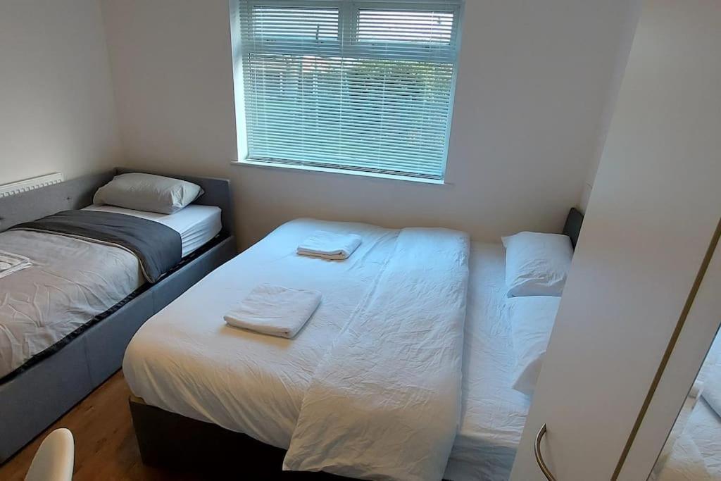 Maisonette With Patio 1 Double Bed Urmston Kültér fotó