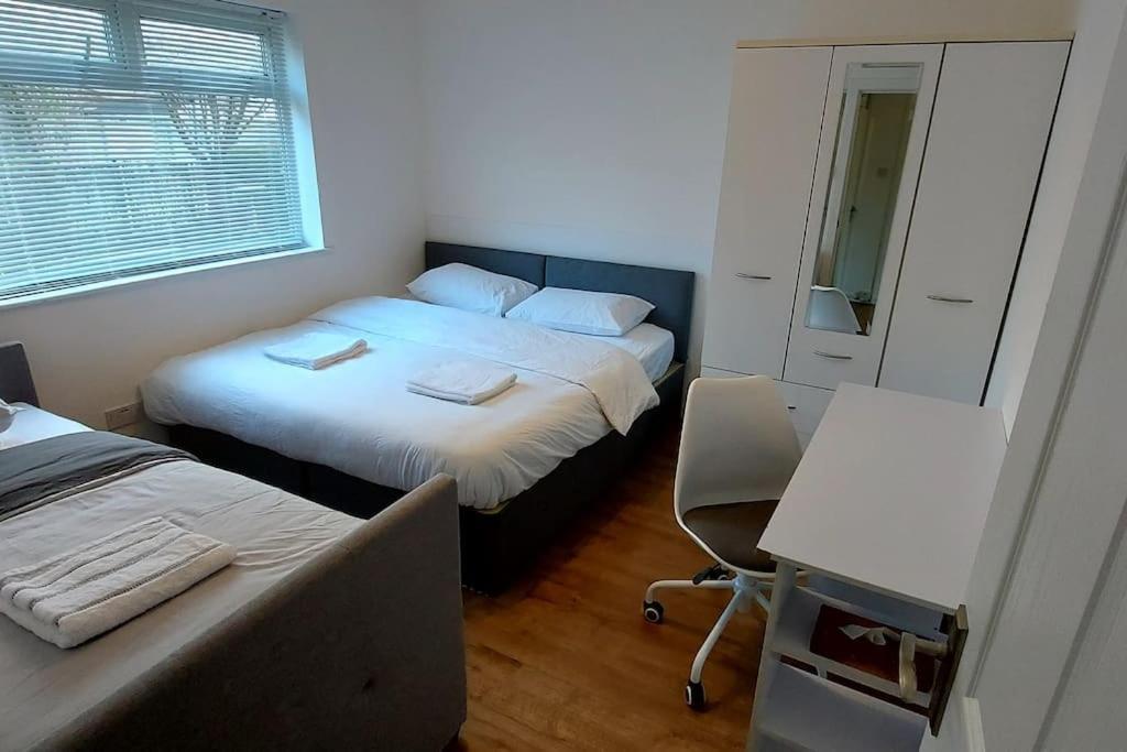 Maisonette With Patio 1 Double Bed Urmston Kültér fotó