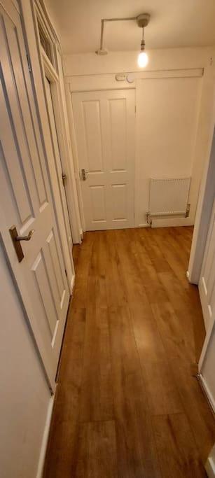 Maisonette With Patio 1 Double Bed Urmston Kültér fotó