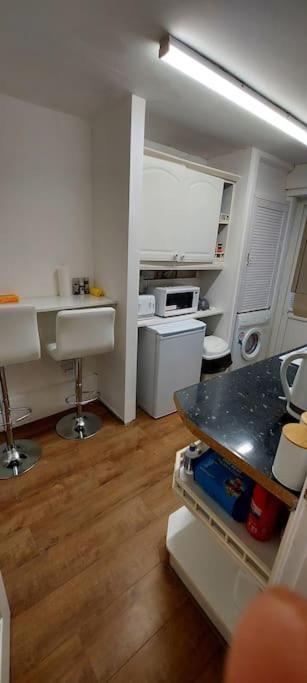 Maisonette With Patio 1 Double Bed Urmston Kültér fotó