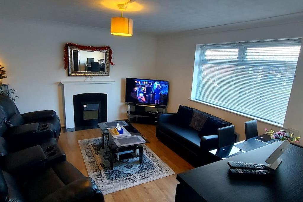 Maisonette With Patio 1 Double Bed Urmston Kültér fotó